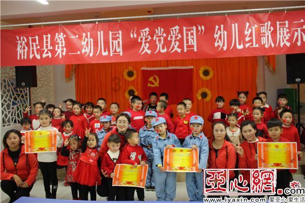 杨颖春季穿搭请查收，风衣+黑白配，自带精灵范儿